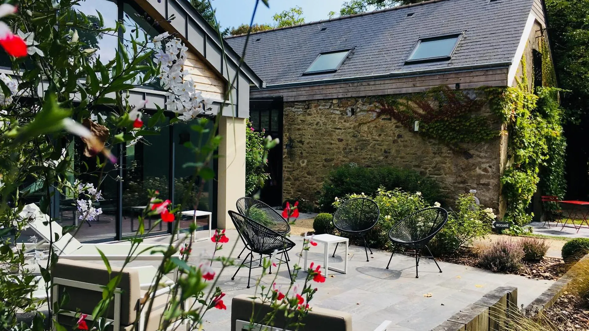 Manoir Des Eperviers Bed & Breakfast Queven