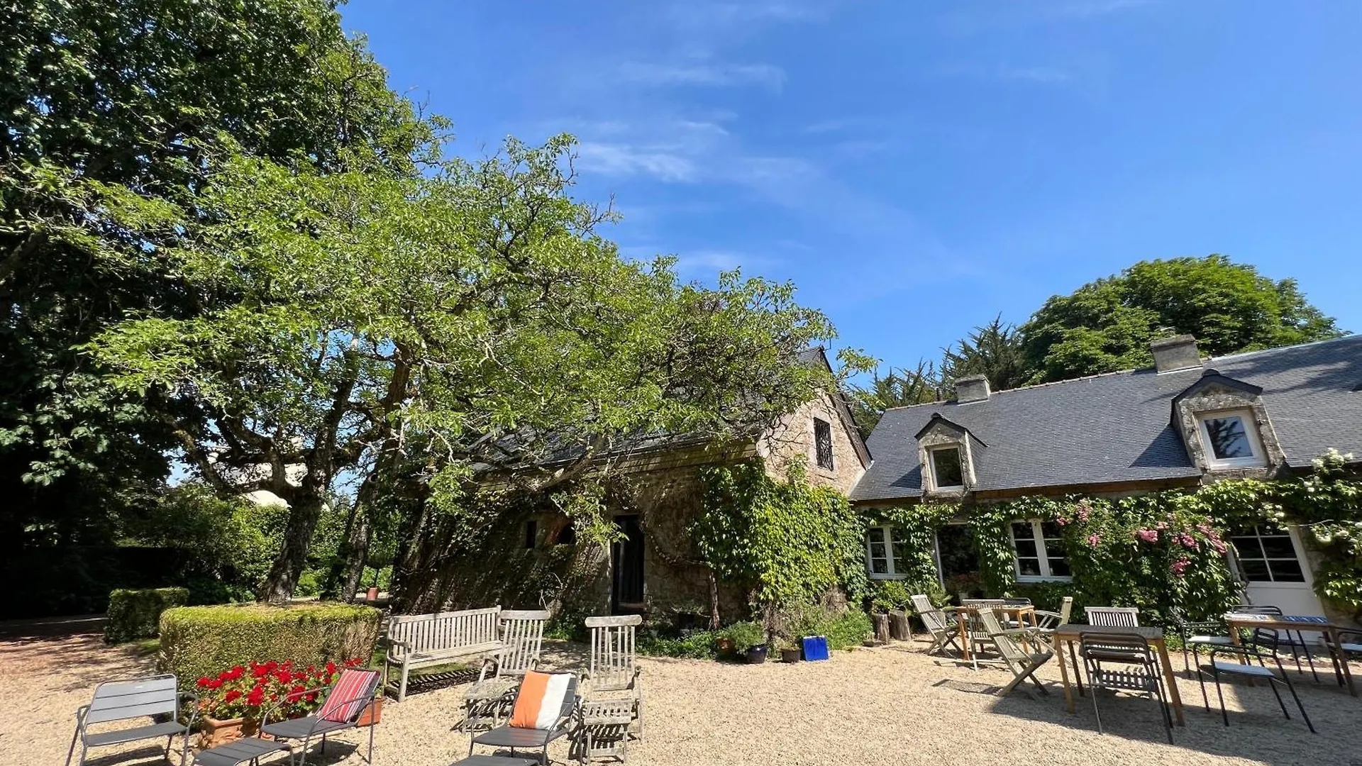 Manoir Des Eperviers Bed & Breakfast Queven